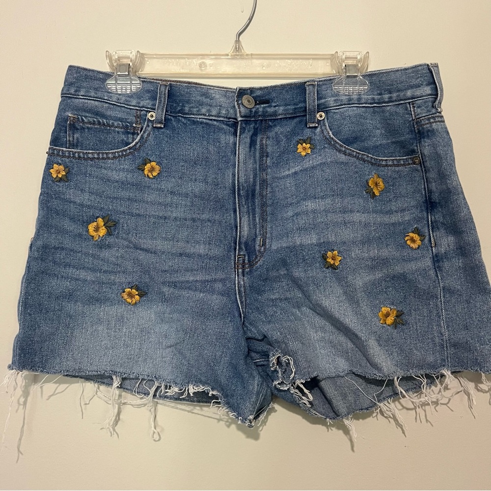 American Eagle Embroidered Shorts Size 12